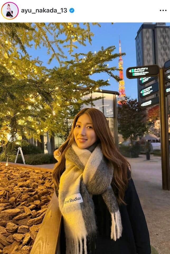 美女サッカー・仲田歩夢、ユニ姿と雰囲気変わって 巻き髪＆マフラーで