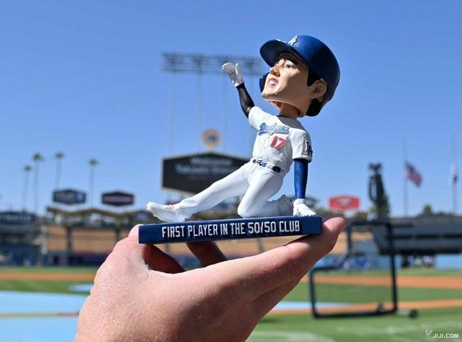 ドジャース・大谷翔平の首振り…：首が揺れて世界も動く？ 首振り人形