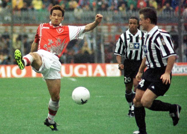 中田英寿イタリア1部リーグ（セリエA）のペルージャ…：鮮烈デビュー