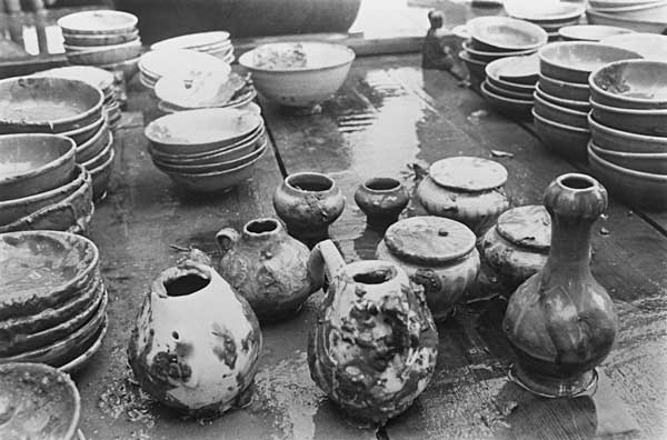 新安郡沖合の海底の沈没船から、約600年ぶりに引き…：沈没船の財宝