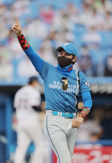 交流戦・ヤクルト戦の試合前に観客席へ…：「ビッグボス」 新庄剛志氏