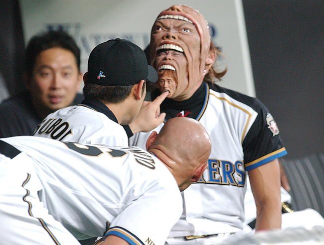 変装して現れ、ベンチでナインに遊ばれ…：「ビッグボス」 新庄剛志氏