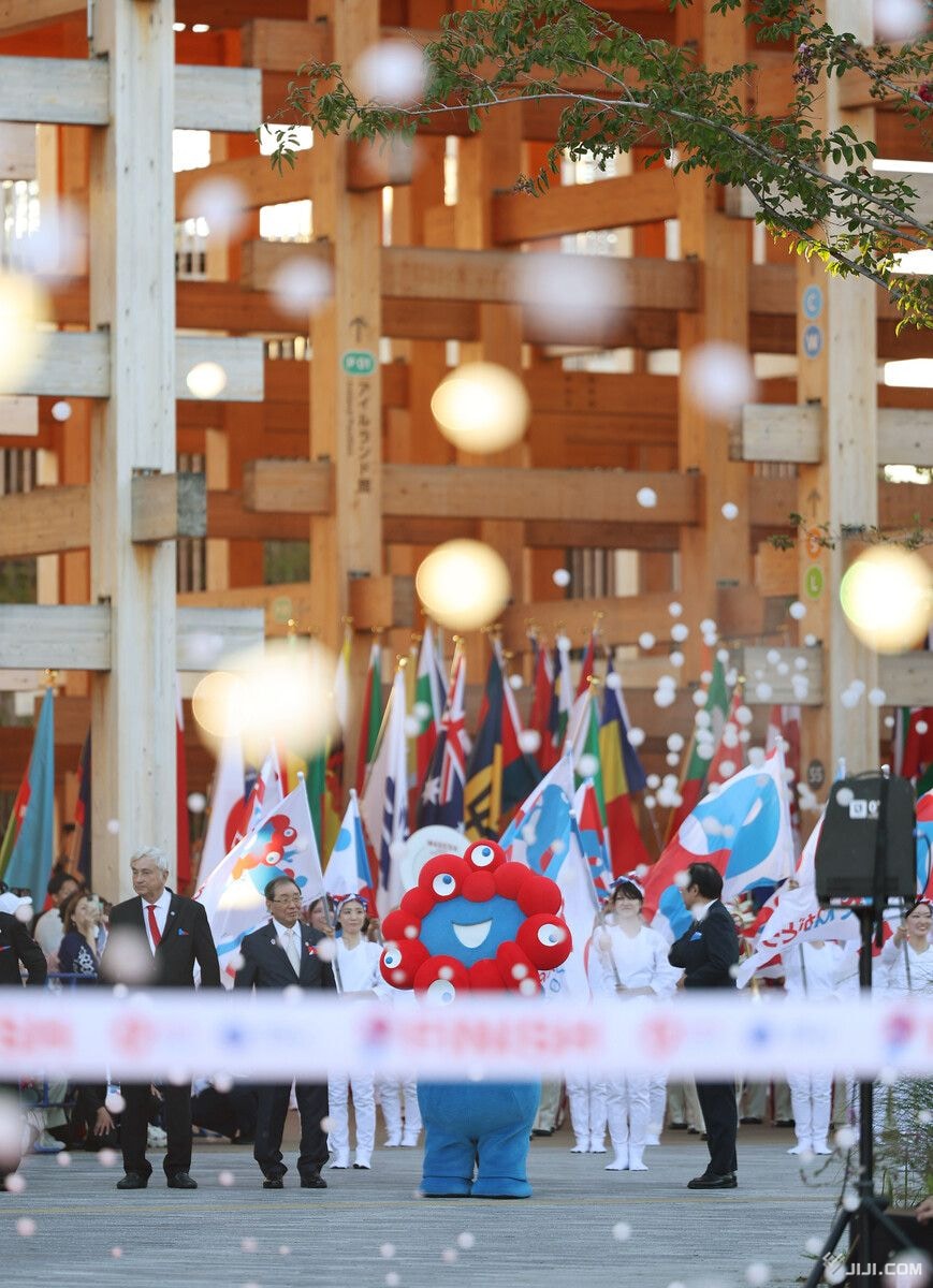 画像・写真：「異国文化触れた」「壊すの寂しい」 記念撮影、寄せ書き