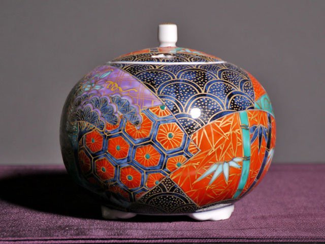 金彩と染錦の饗宴 有田焼香炉 染錦金彩松竹梅図 - JTOPIA