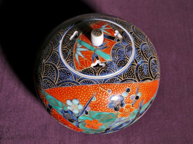 金彩と染錦の饗宴 有田焼香炉 染錦金彩松竹梅図 - JTOPIA