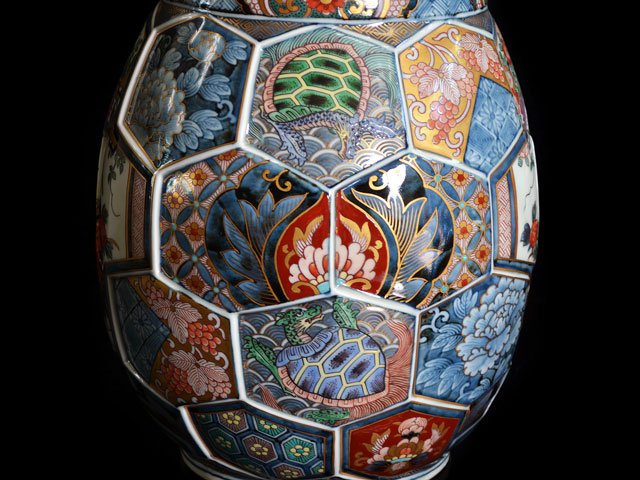 献上手古伊万里焼】亀甲特大花瓶 染錦本金吉祥紋 - JTOPIA