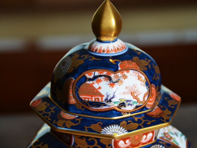 有田焼】蓋付壺 染錦金彩琳派図