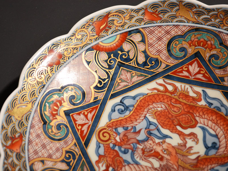 献上手古伊万里焼】飾絵皿（大）染錦本金吉祥龍地紋