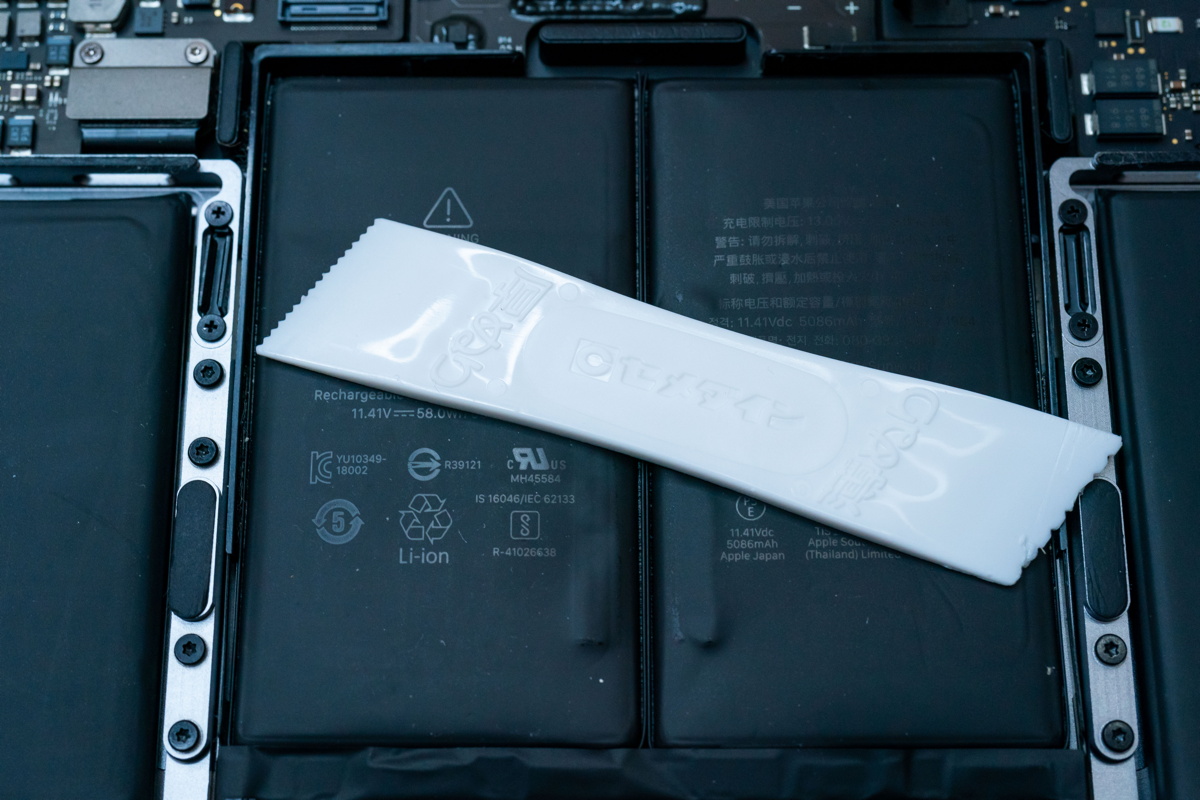 MacBook Pro 2019 13インチ Touch Barのバッテリー交換方法 | 巨大
