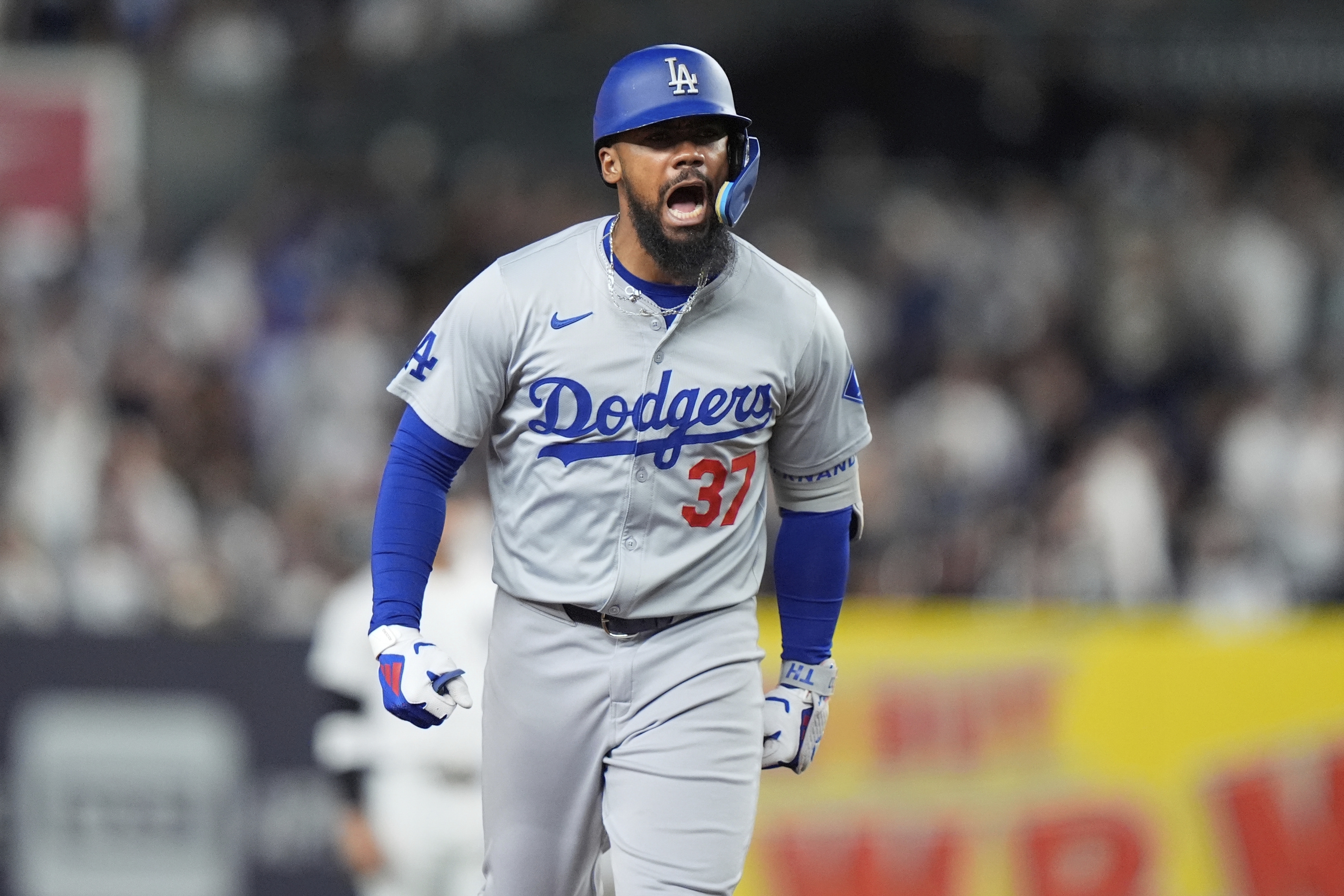Teoscar Hernandez drives in six runs, leads Dodgers to rout of