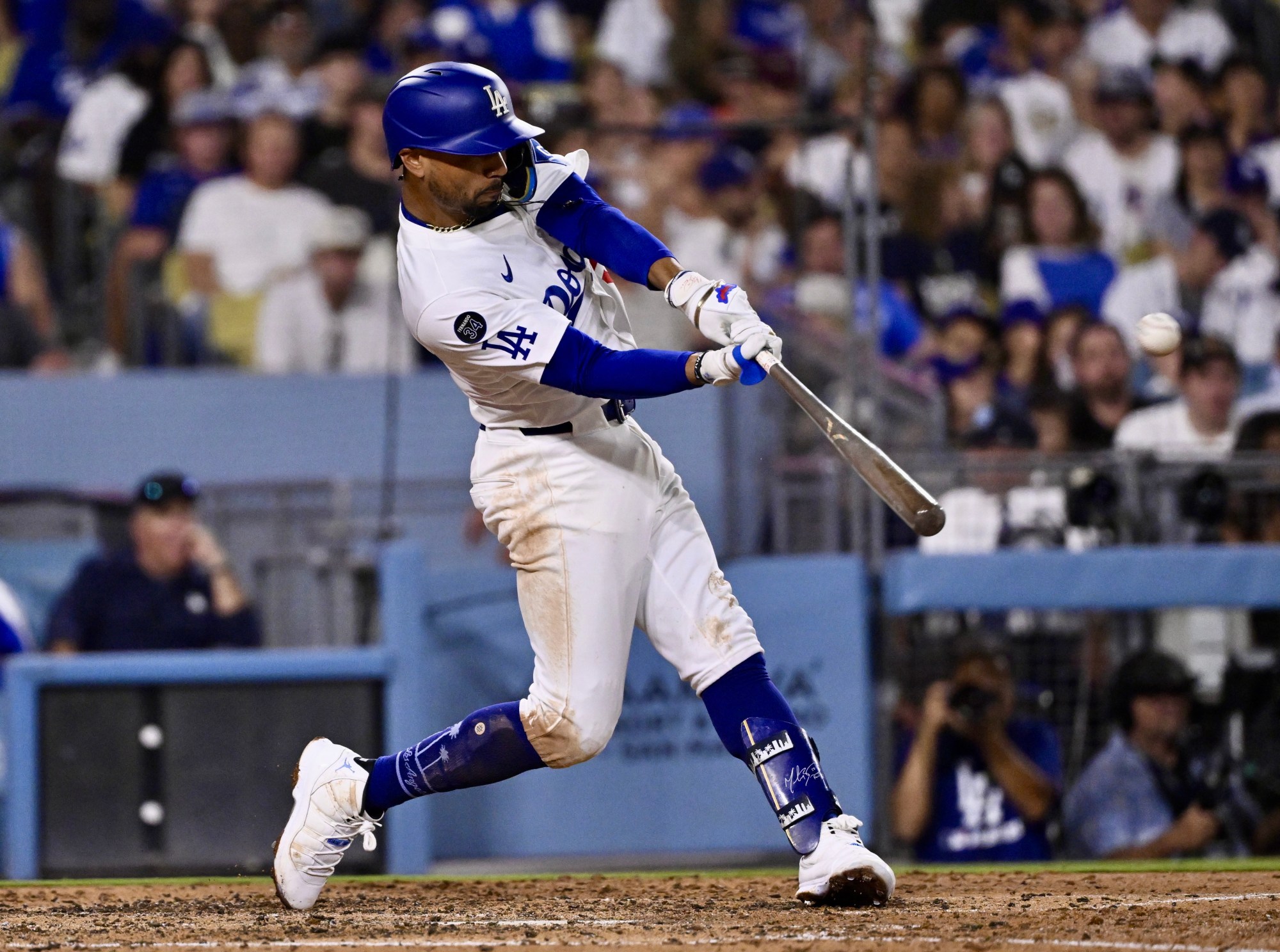 Reawakened Mookie Betts drives in 3 runs as Dodgers beat Blue Jays