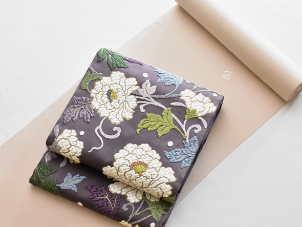 織文意匠鈴木 唐綾錦袋帯(大牡丹唐花文様・深紫) | 商品紹介 | 染と織