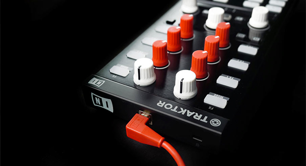 Native Instrument/TRAKTOR KONTROL X1 MK2の紹介です。