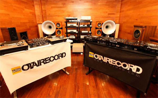 DJ用テーブルの決定版！安い、強い、機能的の三拍子が揃ったDODAI＋