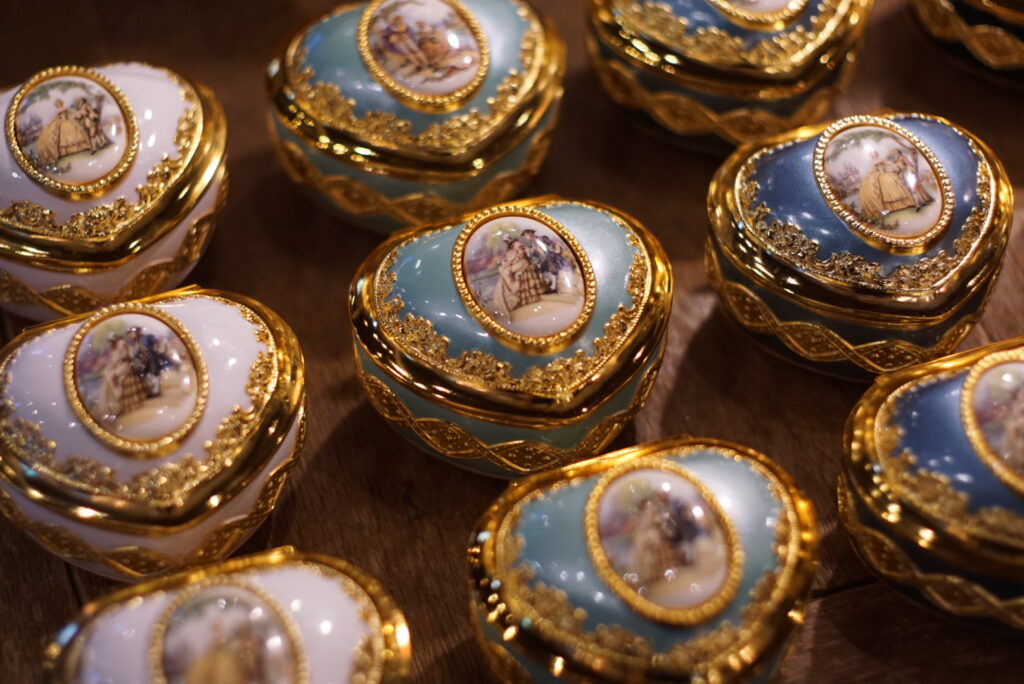 伝統工芸”アンチモニー工芸品”の魅力をオルゴールの音色とともに