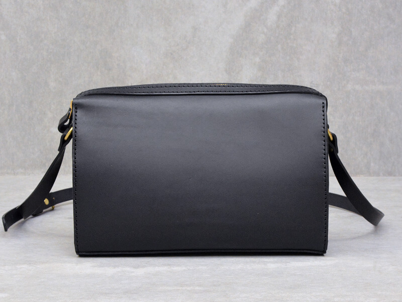 シンプルな見た目のファスナーショルダーバッグ | Organ＜オルガン＞