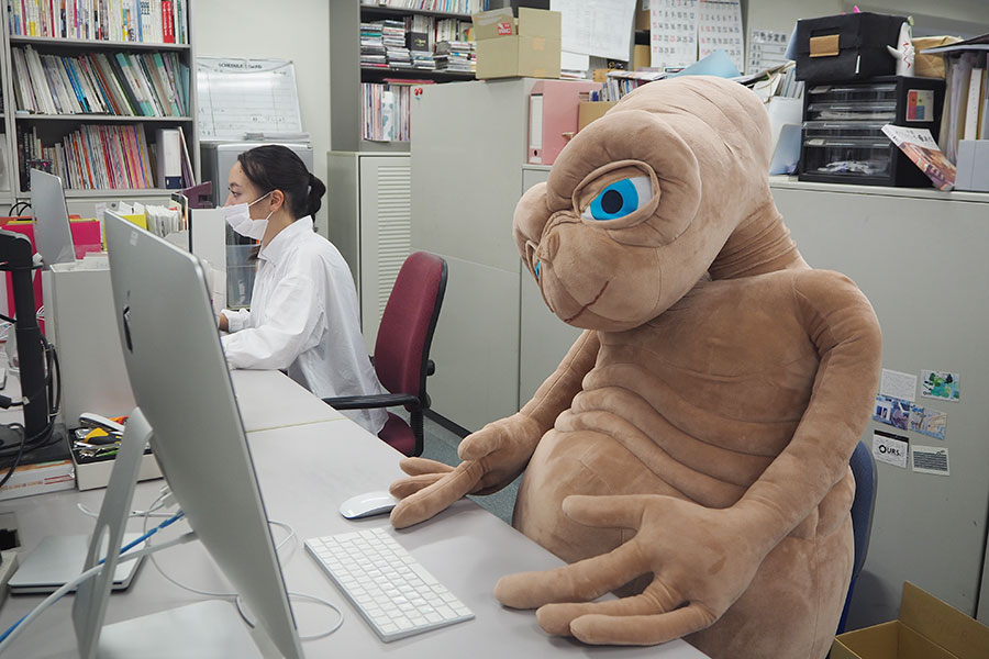 USJの「E.T.」ぬいぐるみ、想像以上のデカさに通行人も驚き