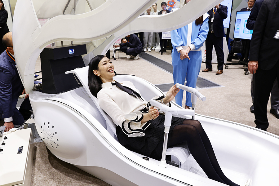 大阪・関西万博に「人間洗濯機」が進化して再び、吉村府知事も体験