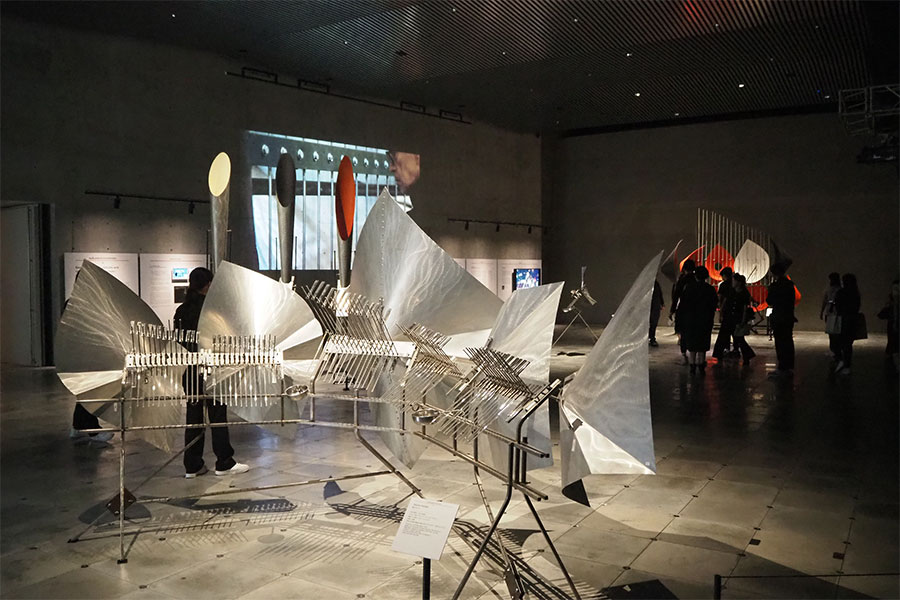 大阪で坂本龍一のピアノ演奏が蘇る…大規模展スタート、万博との接点と