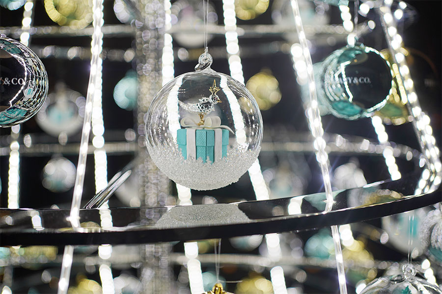 クリスマスまで1カ月…梅田に「ティファニー」仕様のツリー登場