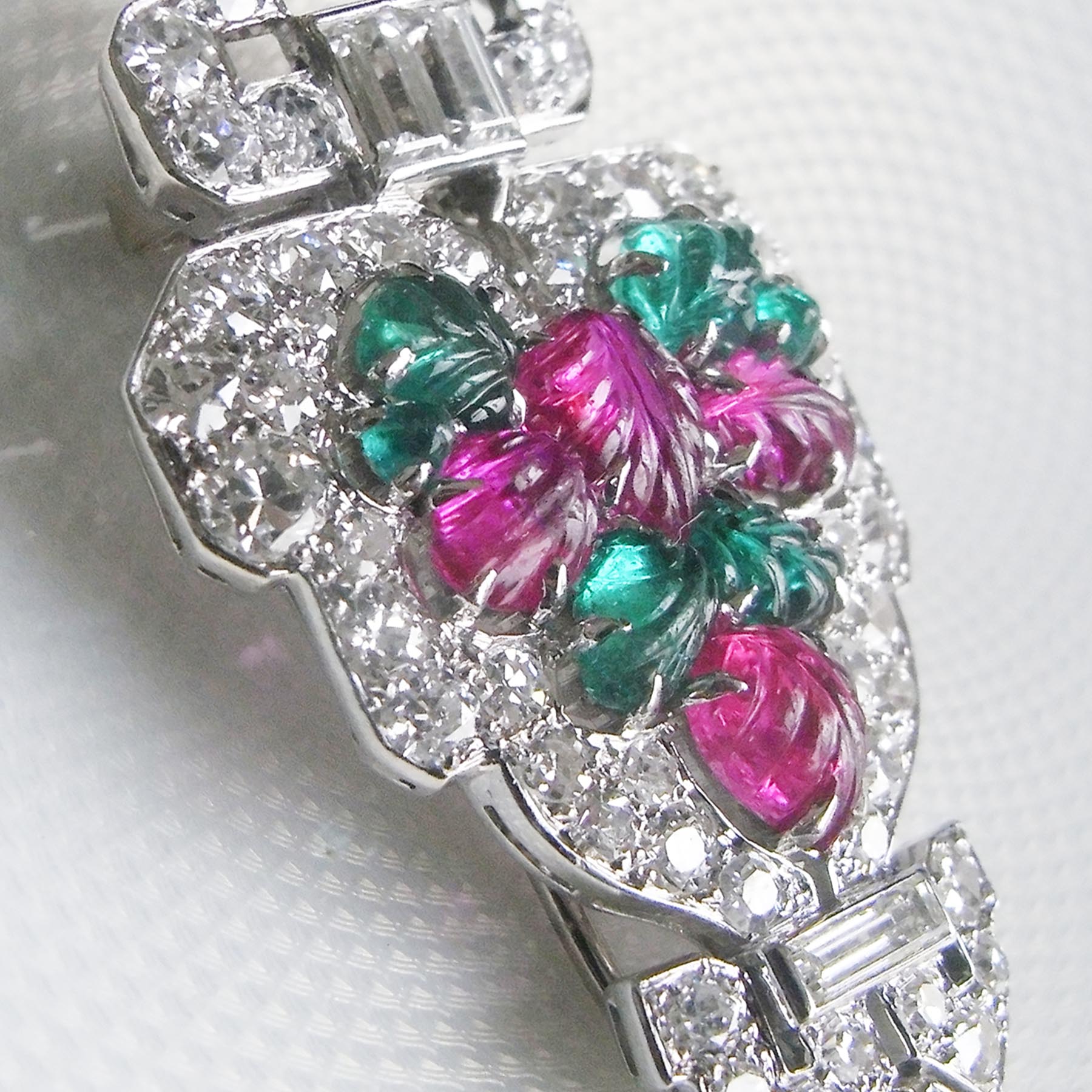 カルティエ – トゥッティフルッティ アンティーククリップブローチ