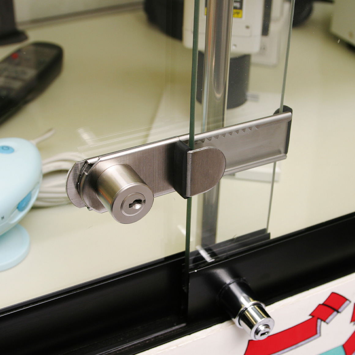 ハイセキュリティショーケースロック | DEFENSEシリーズ | 株式会社