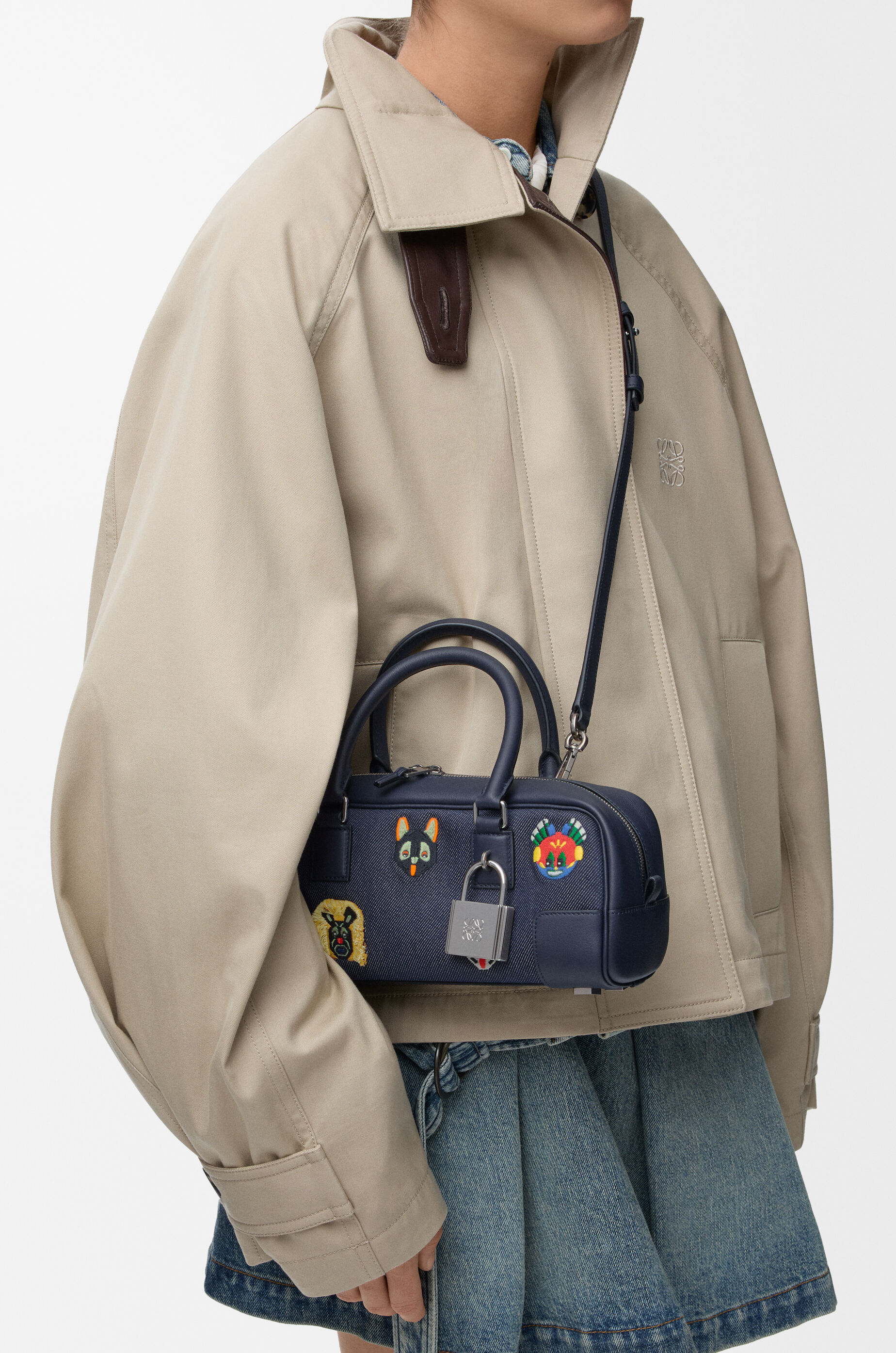 キャッツ アマソナ23 クロップド バッグ（エンブロイダリーデニム