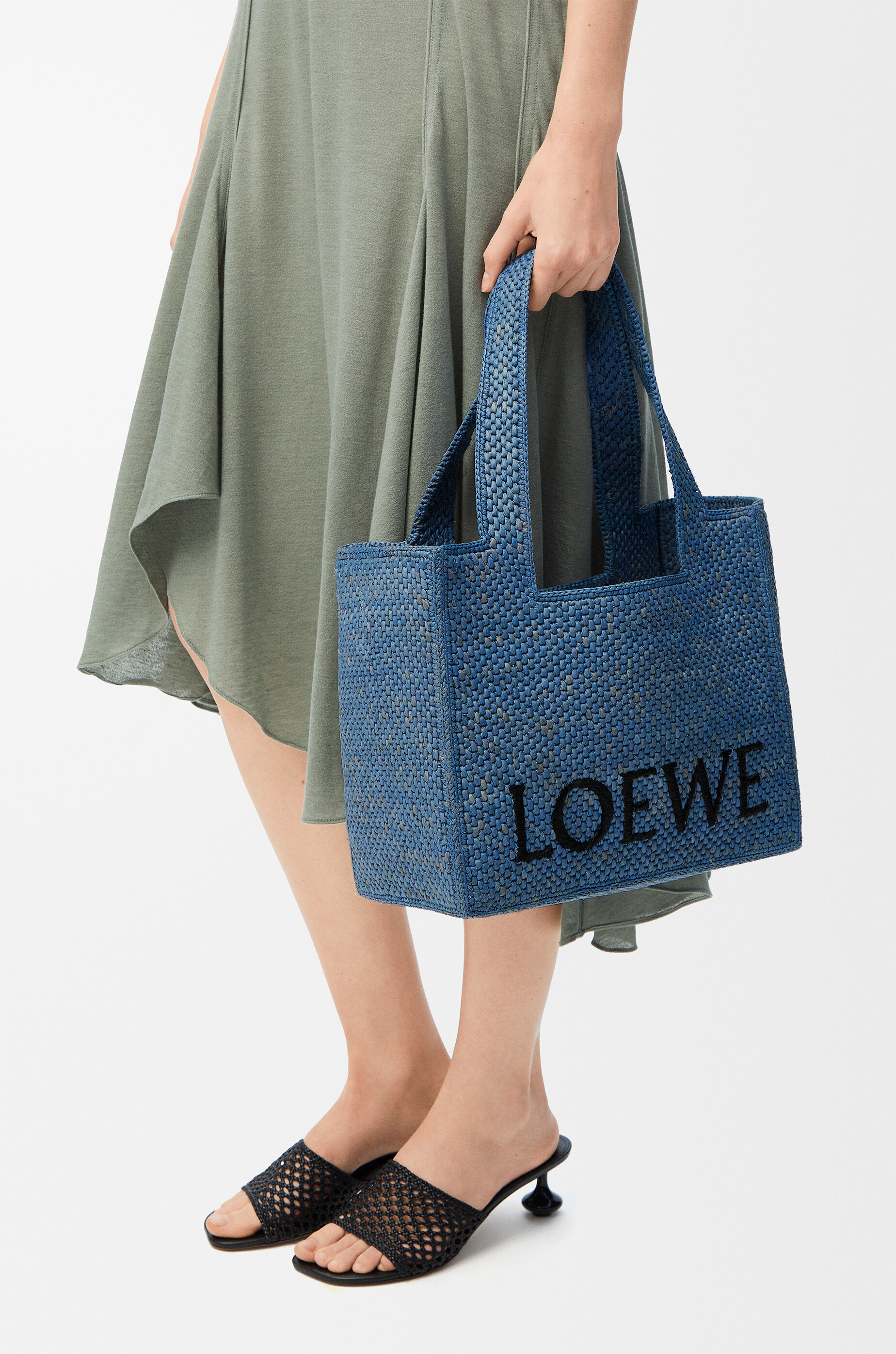 ロエベフォント トート ミディアム（ラフィア） ブルー - LOEWE Japan