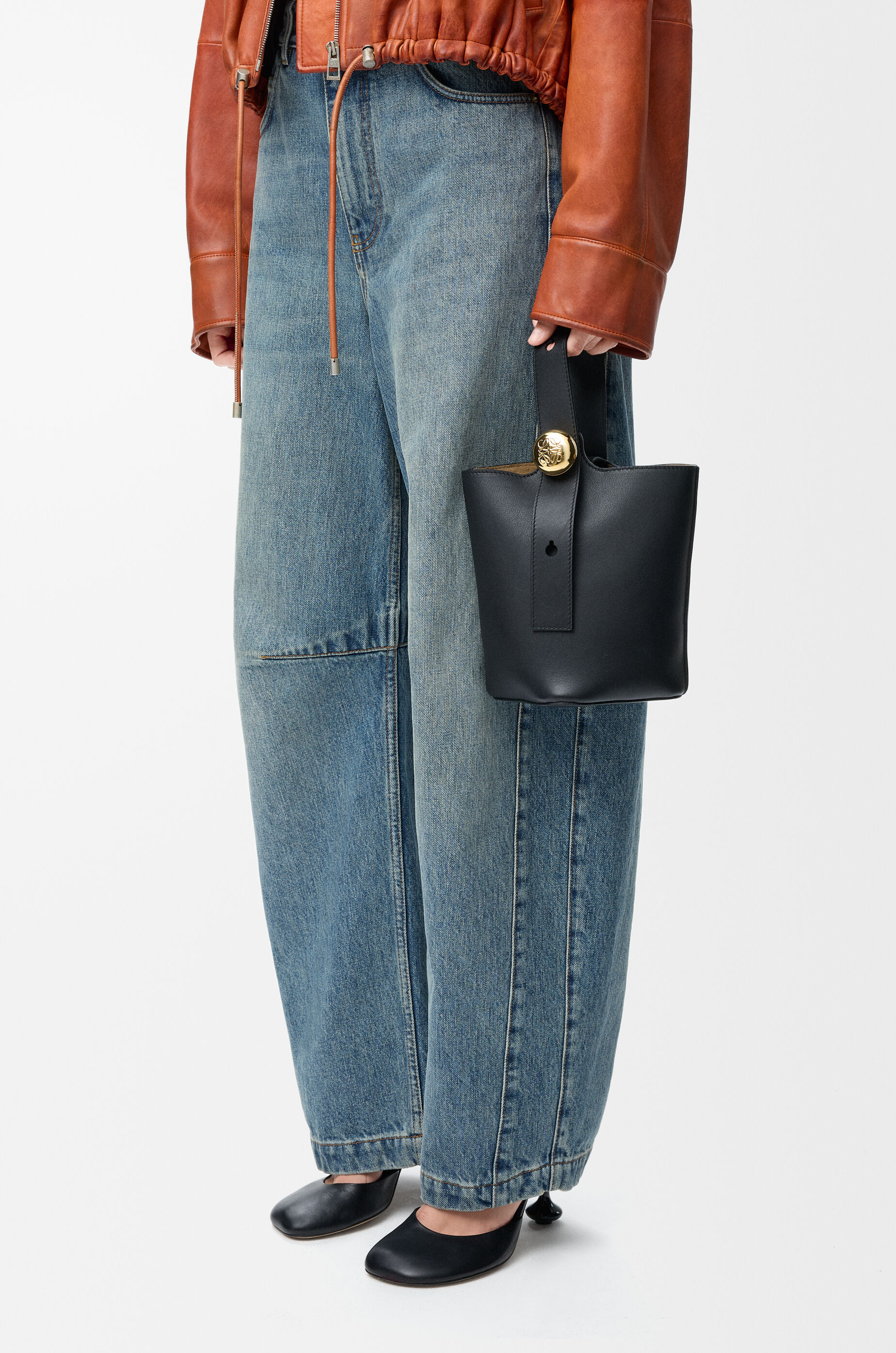 ペブル バケットバッグ ミニ（スムースカーフ） ブラック - LOEWE