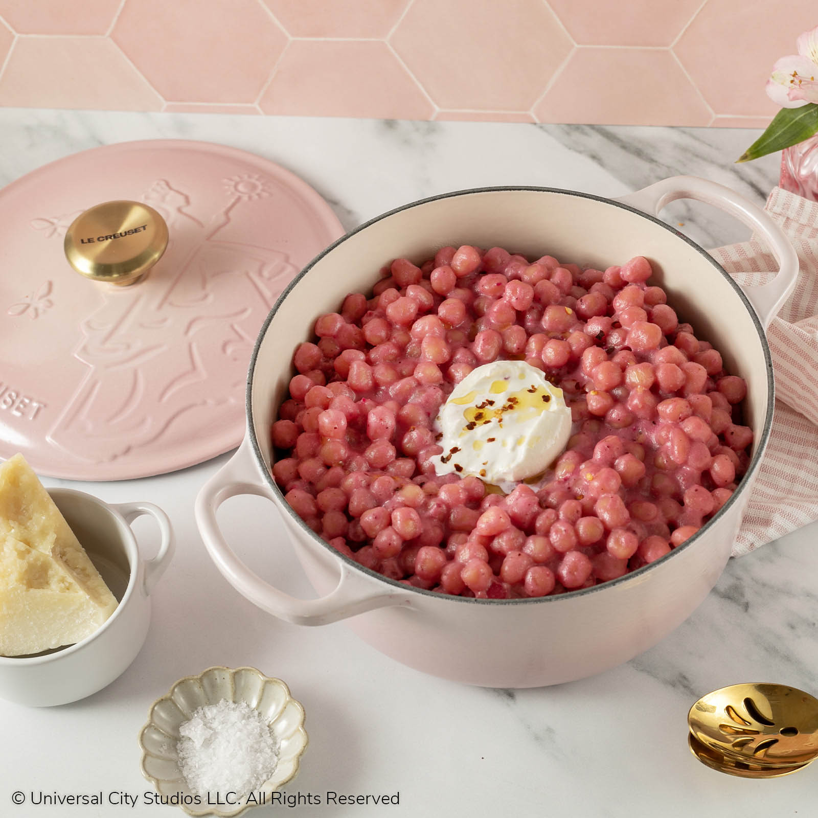 シグニチャー ココット・ロンド 24cm グリンダレリーフシェルピンク