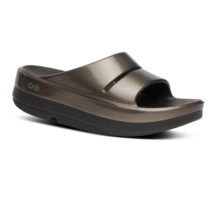 Oofos Women's OOmega OOahh Stacked Sandal Black & Titanium Mirror