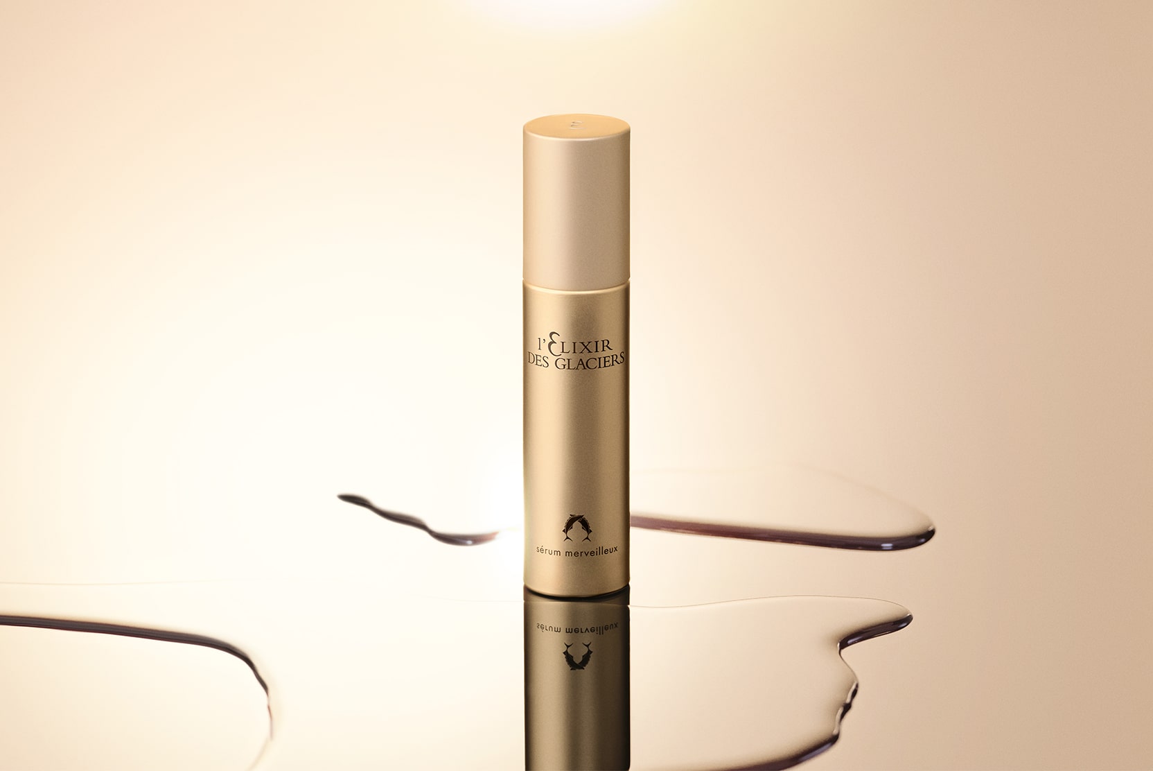 輝きに満ちた印象へ導く、なめらかさとハリ感を与える美容液