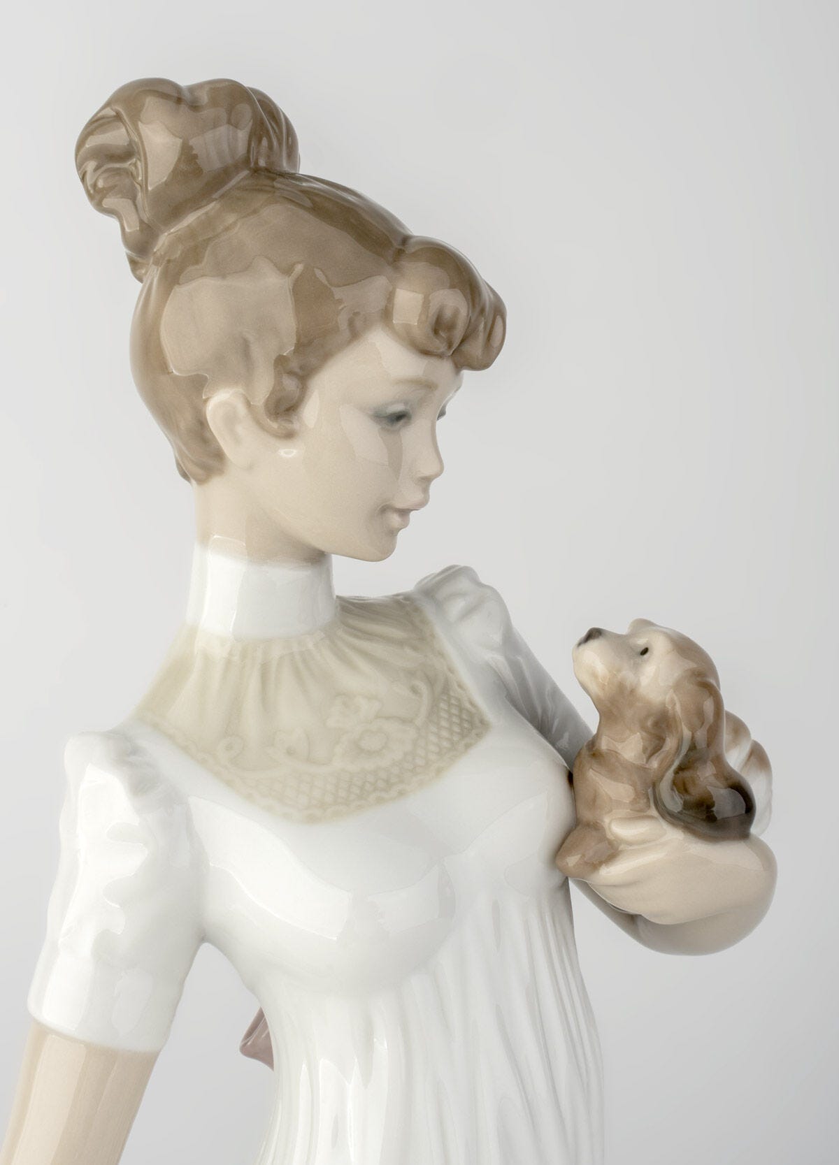 Traveling Companions Woman Figurine | Lladró® USA