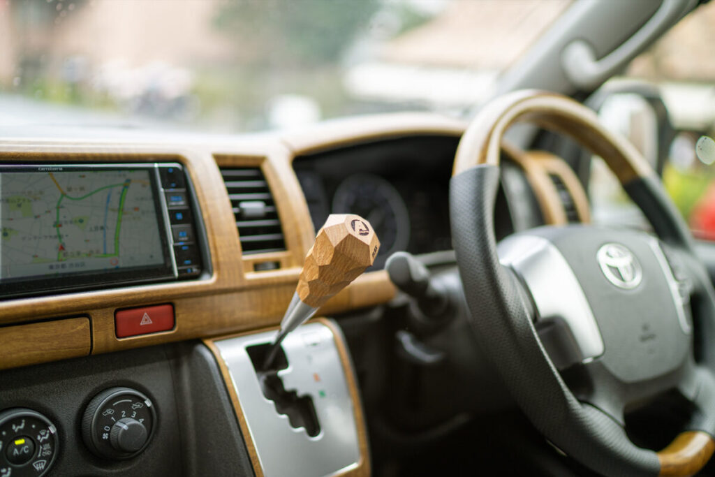 温かみのあるスタイルに！ 木目が美しいハイエース専用のシフトノブが