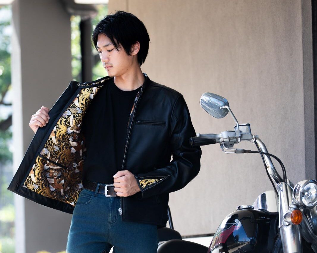 和」を忍ばせた漢のお洒落 デグナーのレザー金襴ジャケットに新柄が