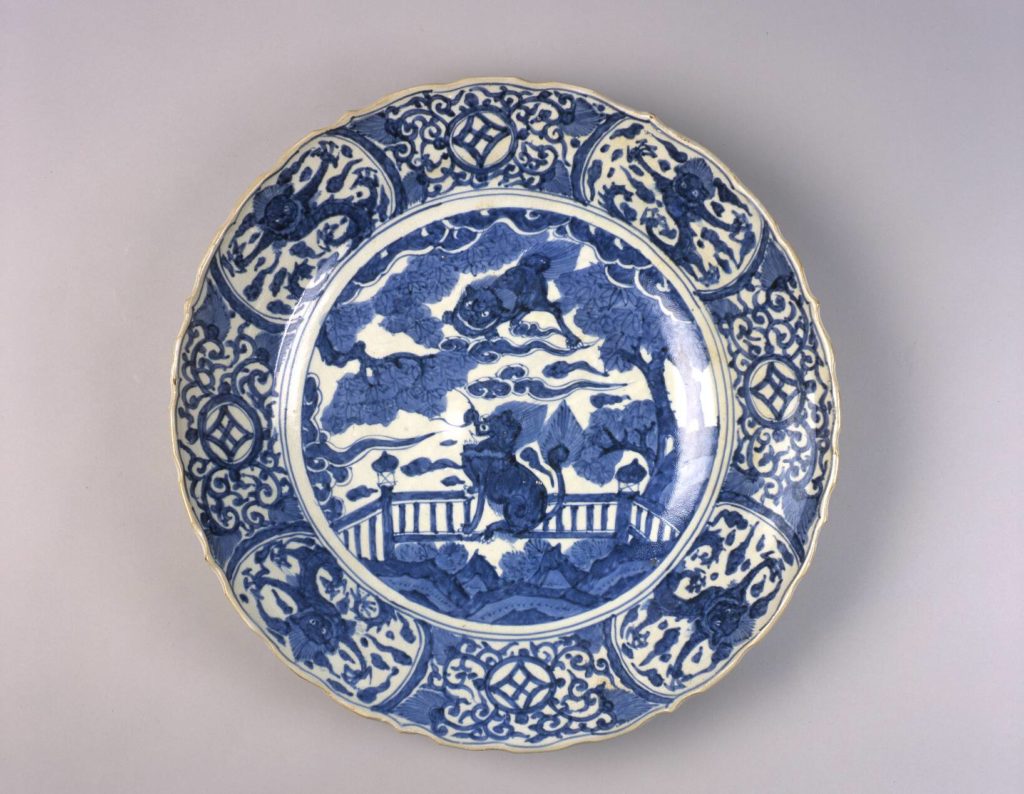 染付龍獅子図大皿 – 兵庫陶芸美術館 収蔵品データベース