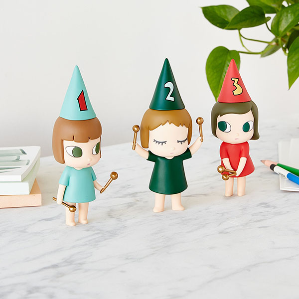 MoMA Design Store、「奈良美智 ドラミング ガール フィギュア」を公式