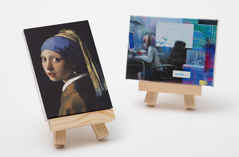 イーゼル付きのミニキャンバスを1個から作成可能。ヨツバ印刷