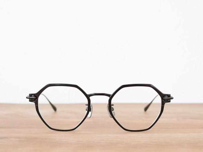 丸でもなく、四角でもない、多角形シェイプのメガネフレームに