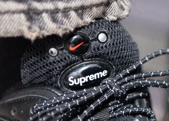 ナイキ」と「シュプリーム」のコラボスニーカーはいつでもコーデの主役