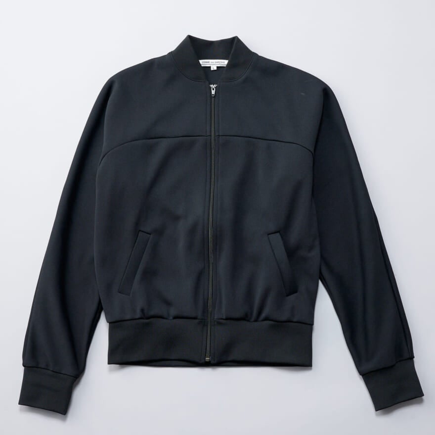 コム デ ギャルソン」の定番名品、ブラックのトラックジャケットを制服