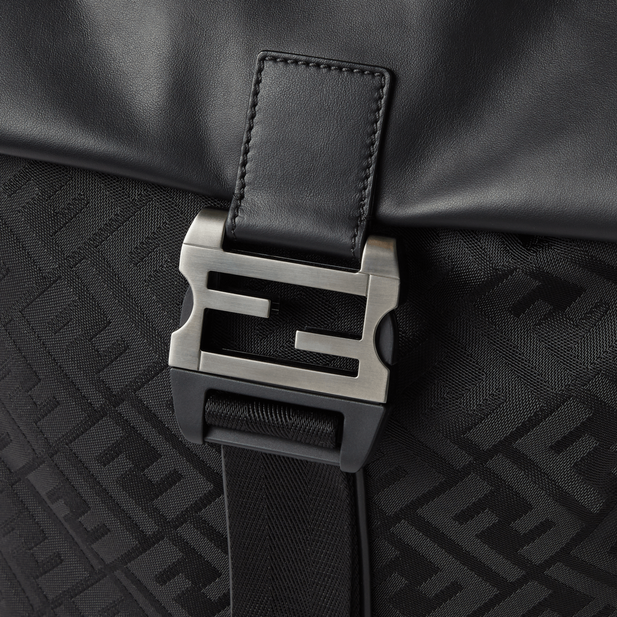 フェンディ」から“フェンディ フラックス バックパック”が登場。機能美