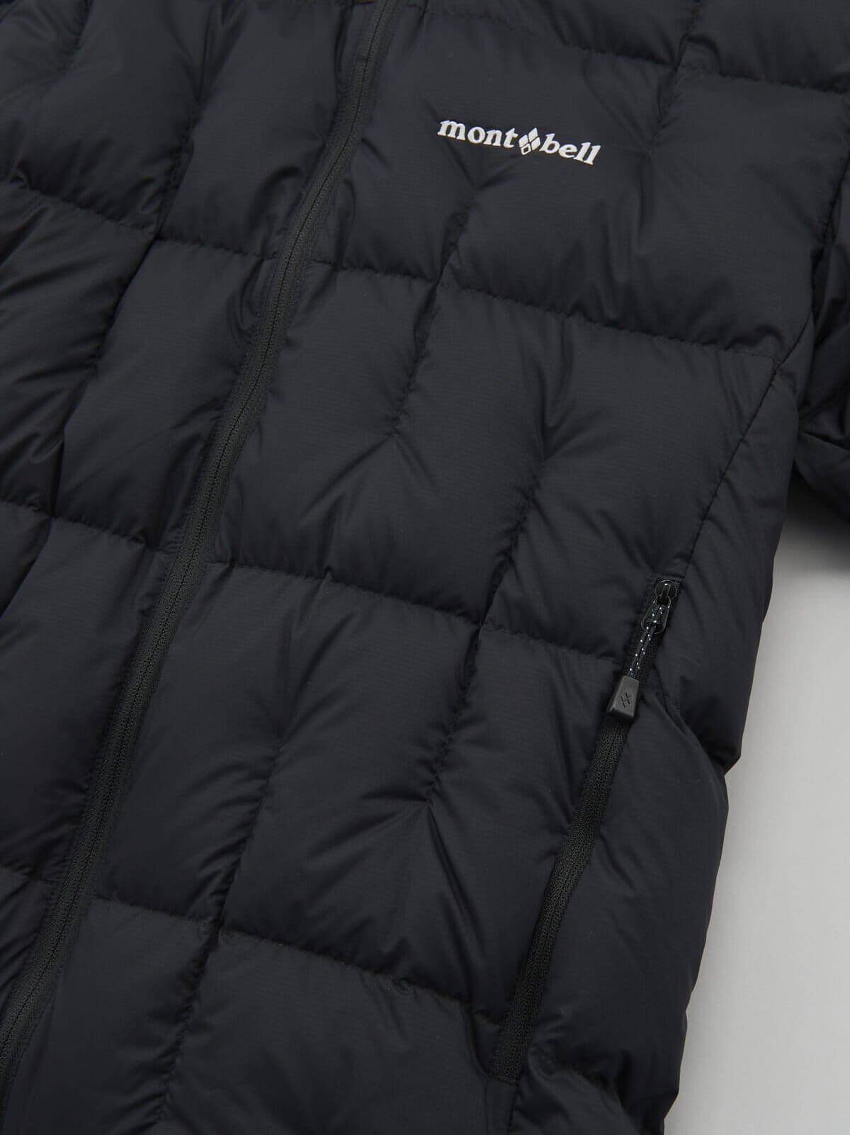 モンベル」のいま買うべきコスパ最高“黒ダウン”7選。1万円台