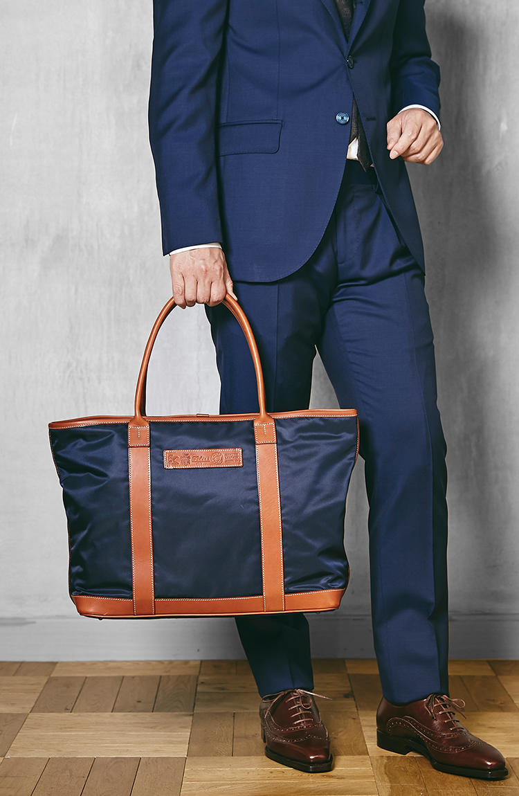 フェリージの人気鞄、ビジネスで使いやすい「紺×茶」を型違いで持ち