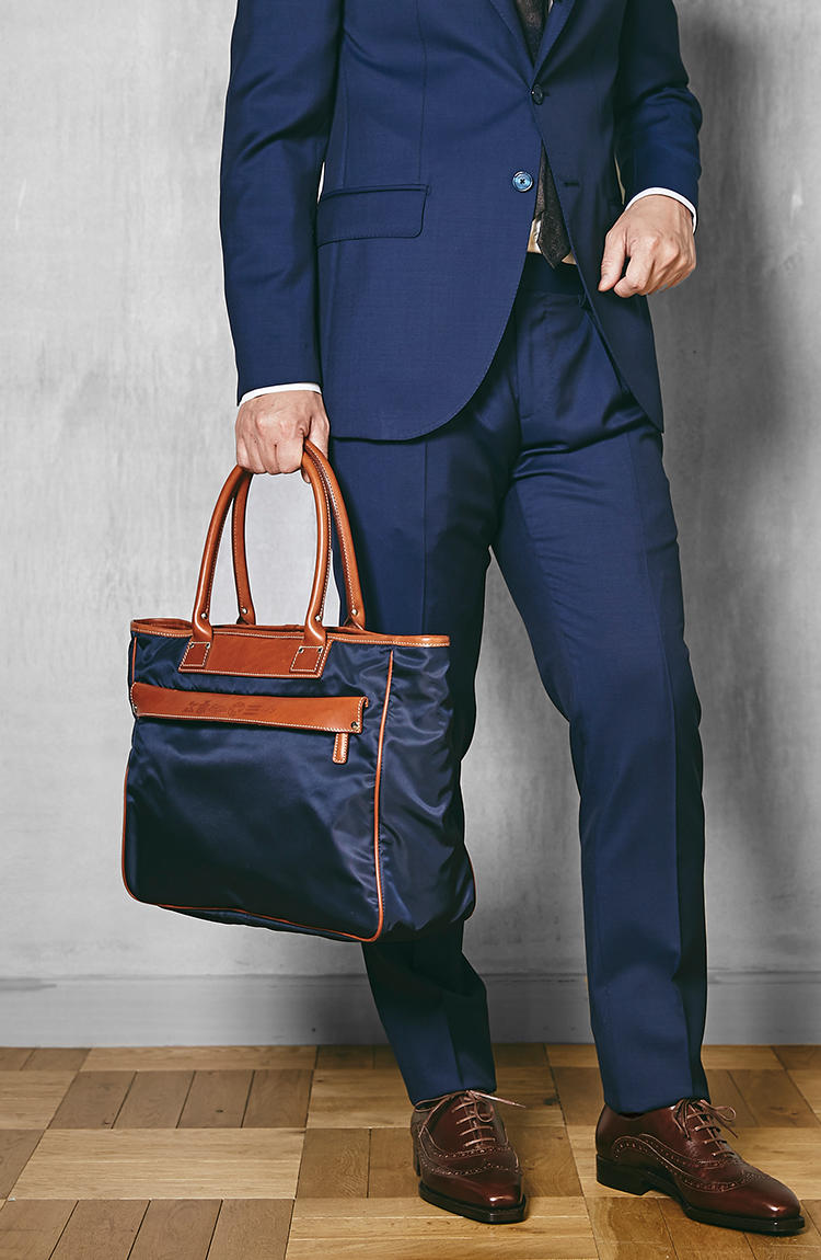 フェリージの人気鞄、ビジネスで使いやすい「紺×茶」を型違いで持ち