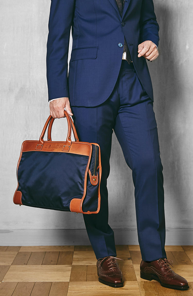 フェリージの人気鞄、ビジネスで使いやすい「紺×茶」を型違いで持ち