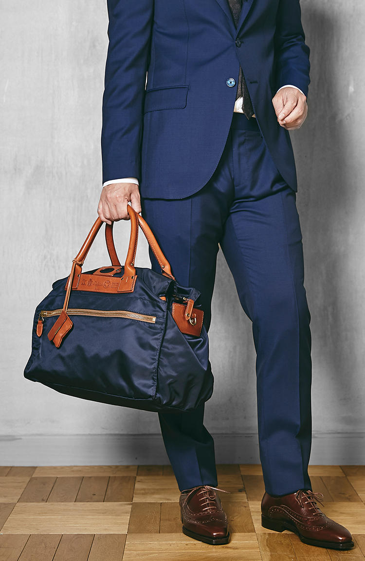 フェリージの人気鞄、ビジネスで使いやすい「紺×茶」を型違いで持ち