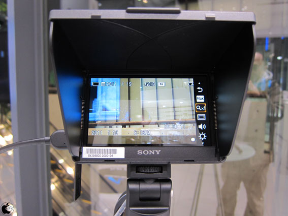 ソニーのデジタル一眼レフカメラのホットシューに接続出来るクリップ