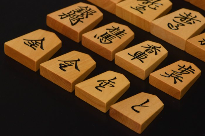 将棋駒 シャム黄楊上彫 山上作 | 前川榧碁盤店