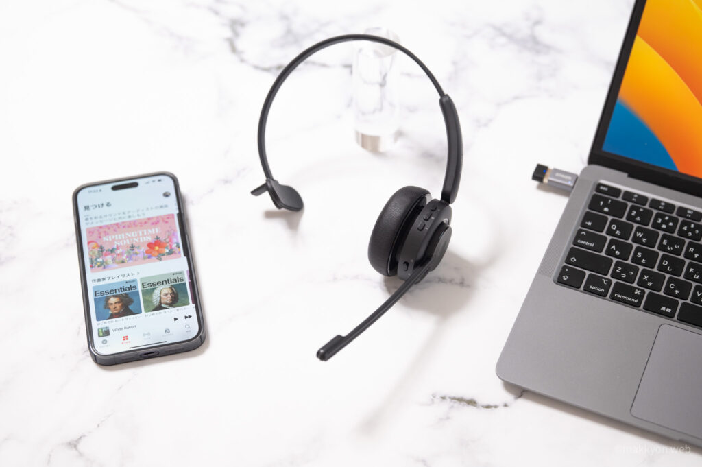 片耳タイプのワイヤレスヘッドセットで、USBアダプタ＆充電スタンド